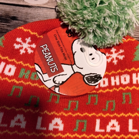 Snoopy Christmas beanie - Picture 2 of 5